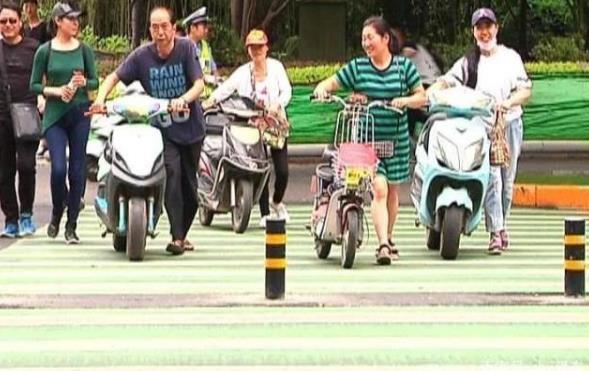 電動車“新規(guī)”又來，過紅綠燈要下來推著走，車主：我的路權(quán)呢？