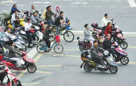 探訪“史上最嚴(yán)”電動(dòng)車新國(guó)標(biāo)實(shí)施成效 消費(fèi)者：安全有保障，購(gòu)買上牌也便利
